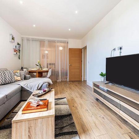 Mission Wave - Venture Apartment Staines-upon-Thames Esterno foto