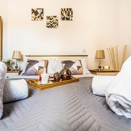 Mission Wave - Venture Apartment Staines-upon-Thames Esterno foto
