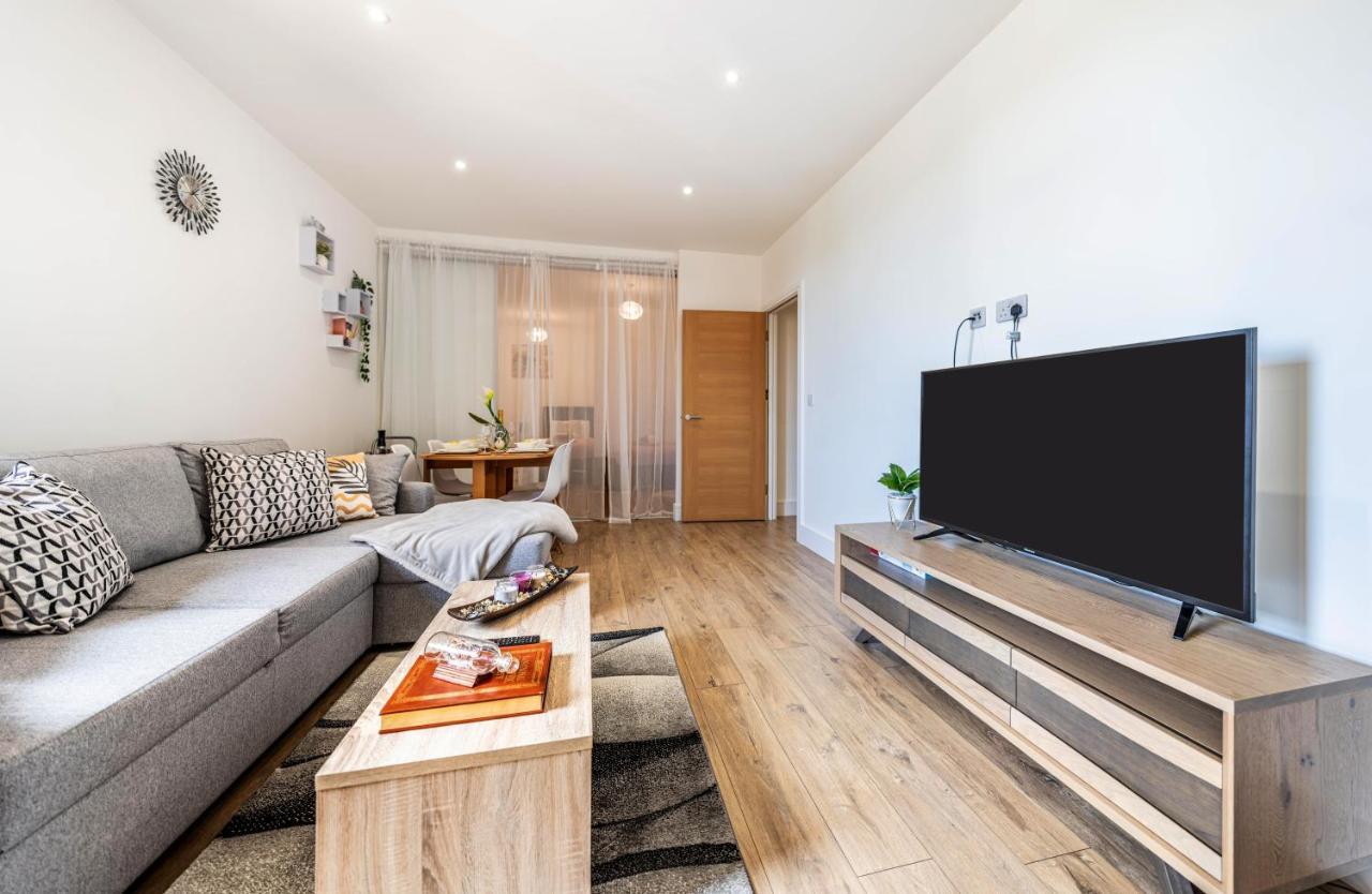 Mission Wave - Venture Apartment Staines-upon-Thames Esterno foto