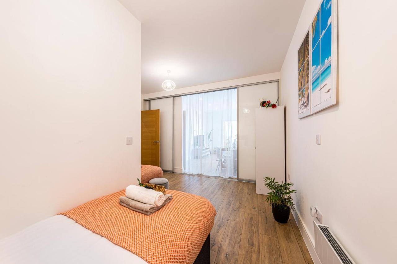 Mission Wave - Venture Apartment Staines-upon-Thames Esterno foto