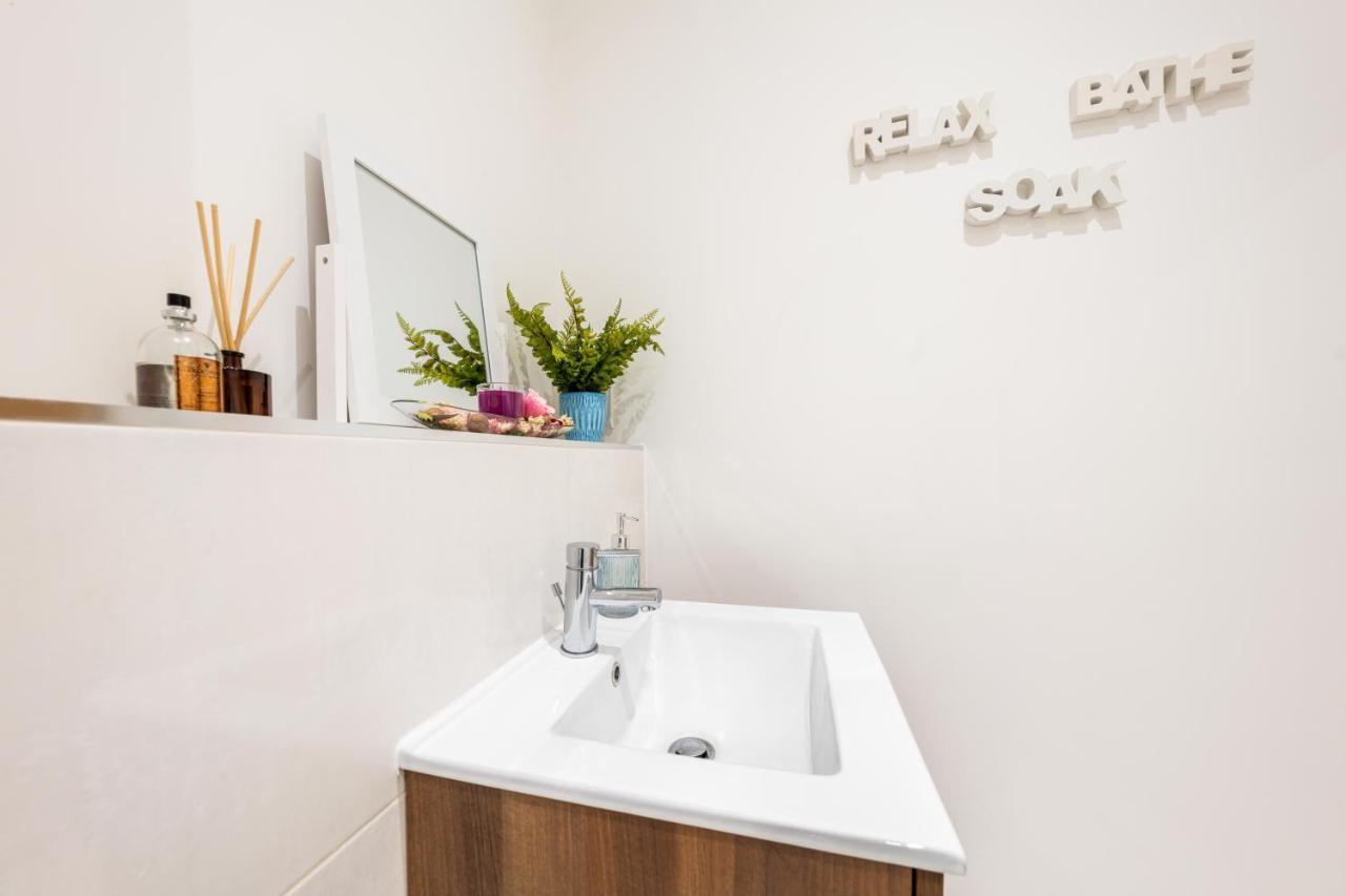 Mission Wave - Venture Apartment Staines-upon-Thames Esterno foto