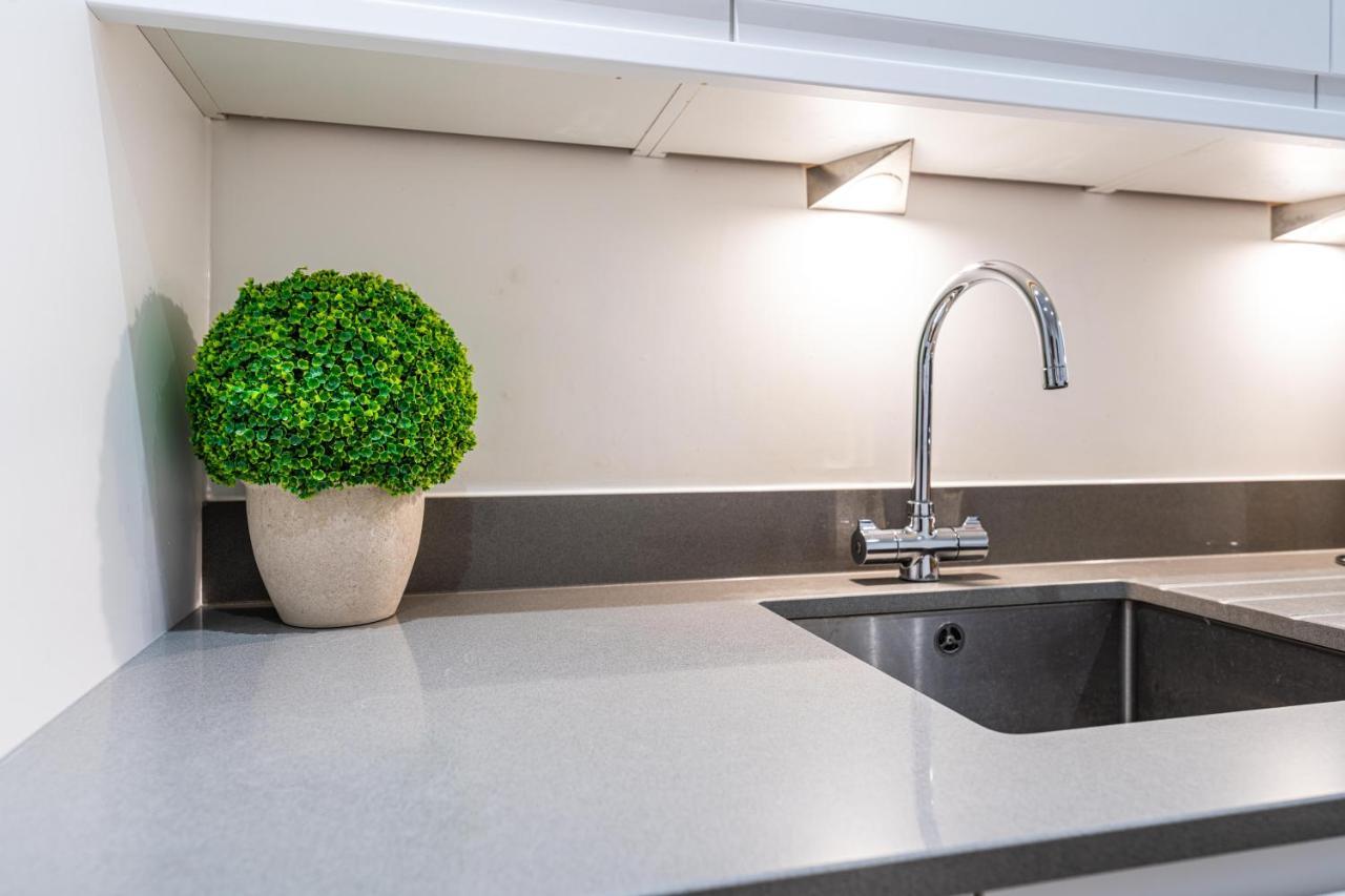 Mission Wave - Venture Apartment Staines-upon-Thames Esterno foto