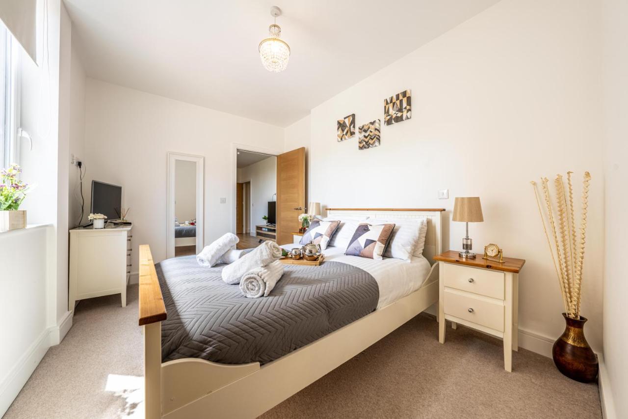 Mission Wave - Venture Apartment Staines-upon-Thames Esterno foto