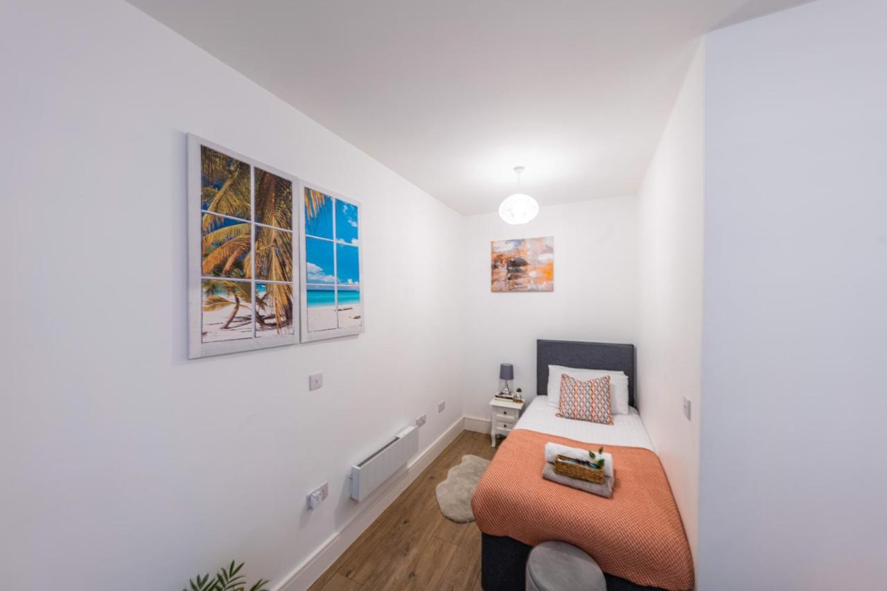 Mission Wave - Venture Apartment Staines-upon-Thames Esterno foto