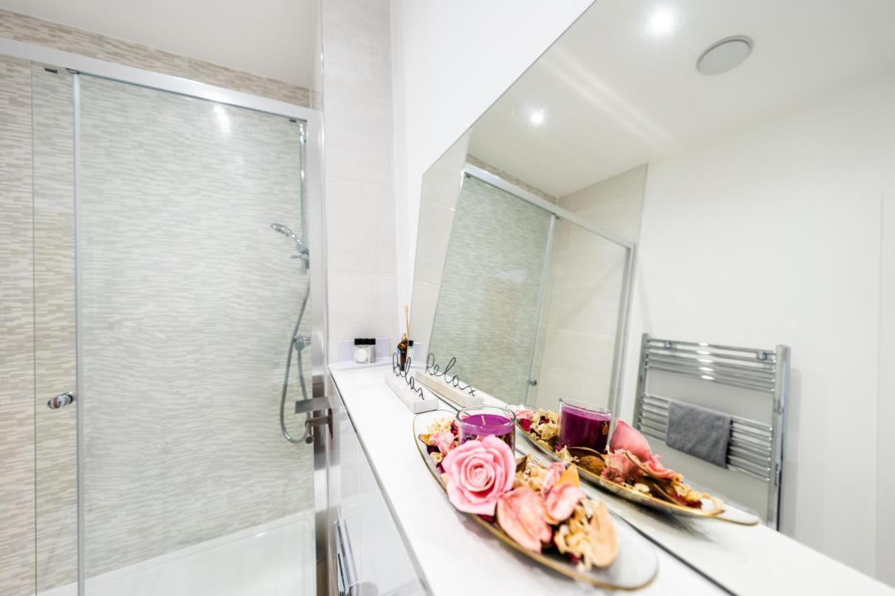 Mission Wave - Venture Apartment Staines-upon-Thames Esterno foto