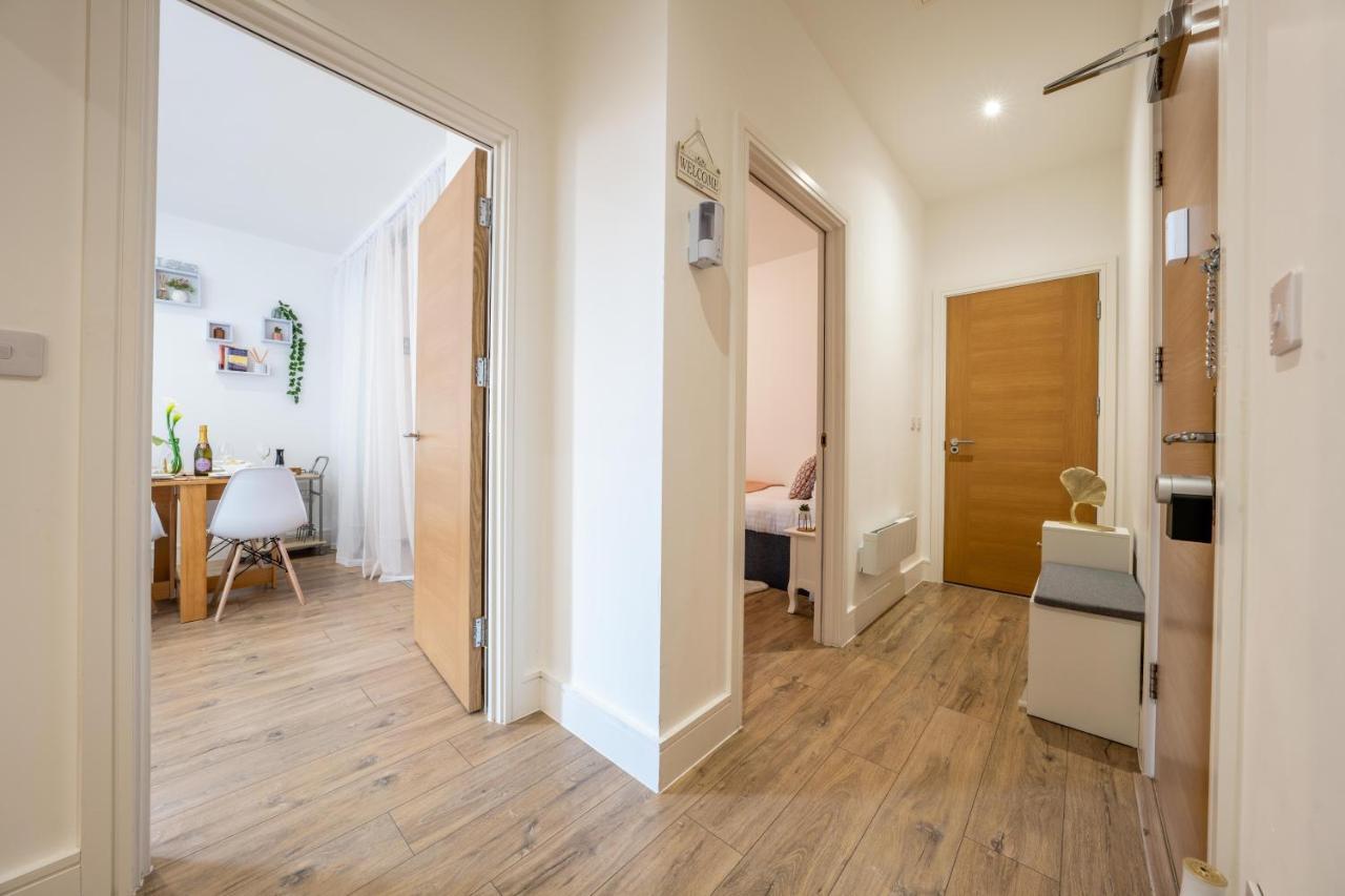Mission Wave - Venture Apartment Staines-upon-Thames Esterno foto