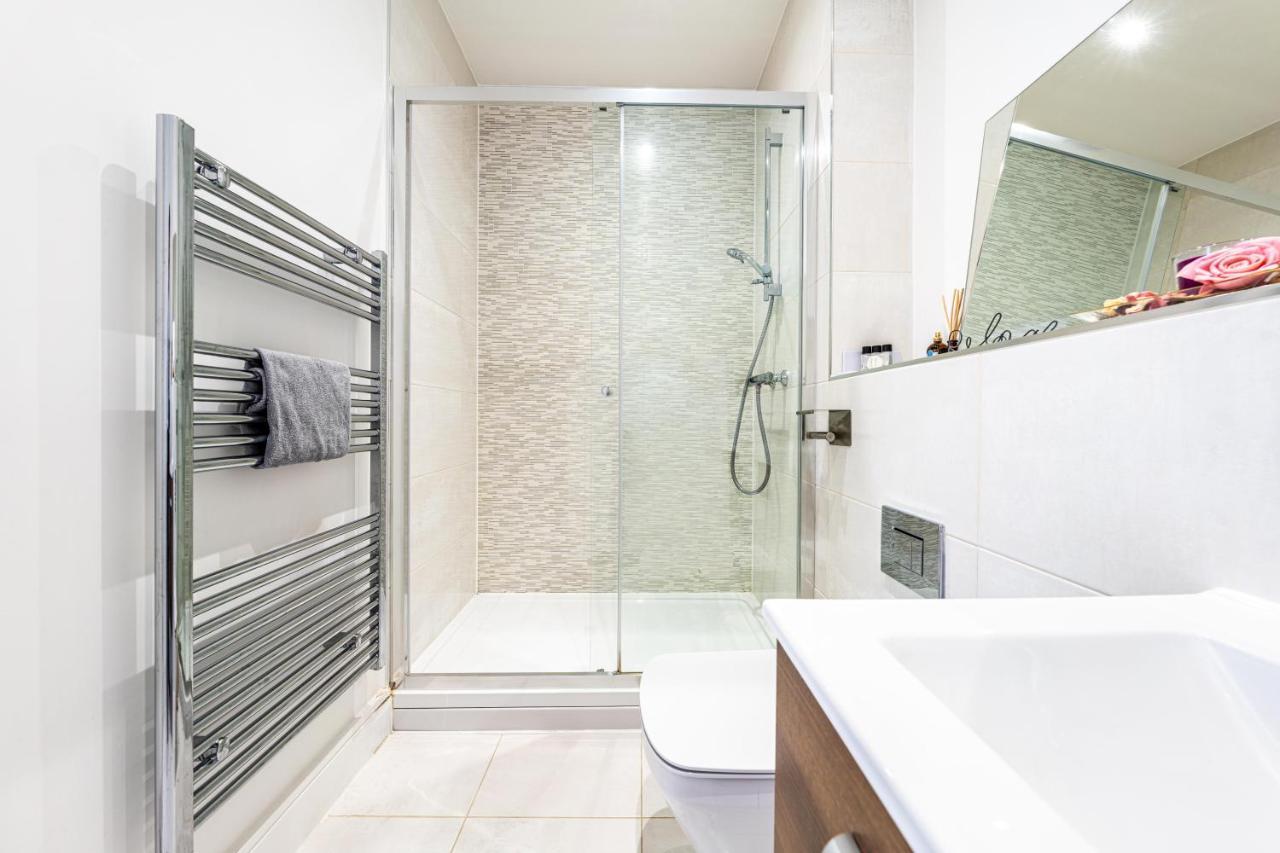 Mission Wave - Venture Apartment Staines-upon-Thames Esterno foto