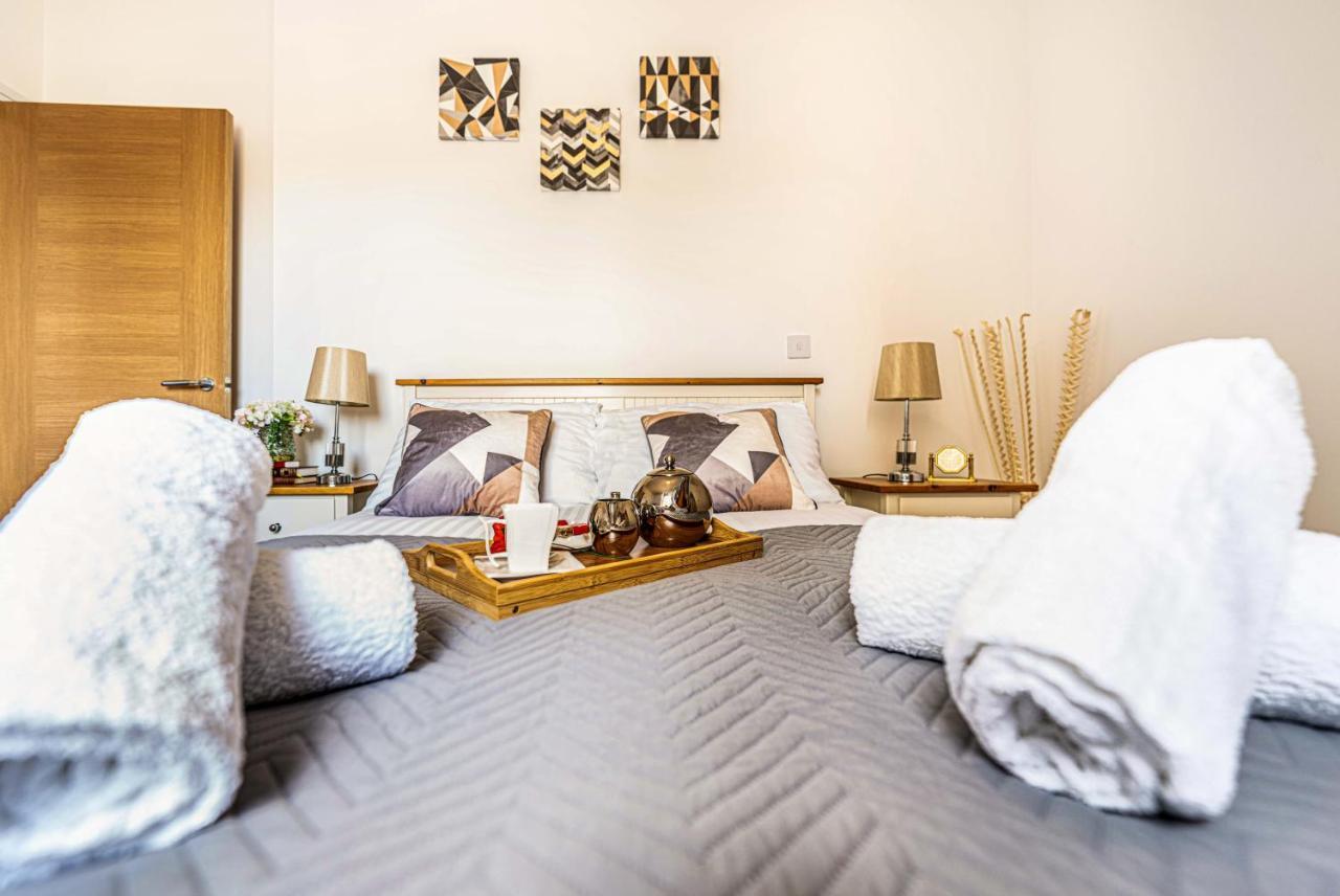 Mission Wave - Venture Apartment Staines-upon-Thames Esterno foto