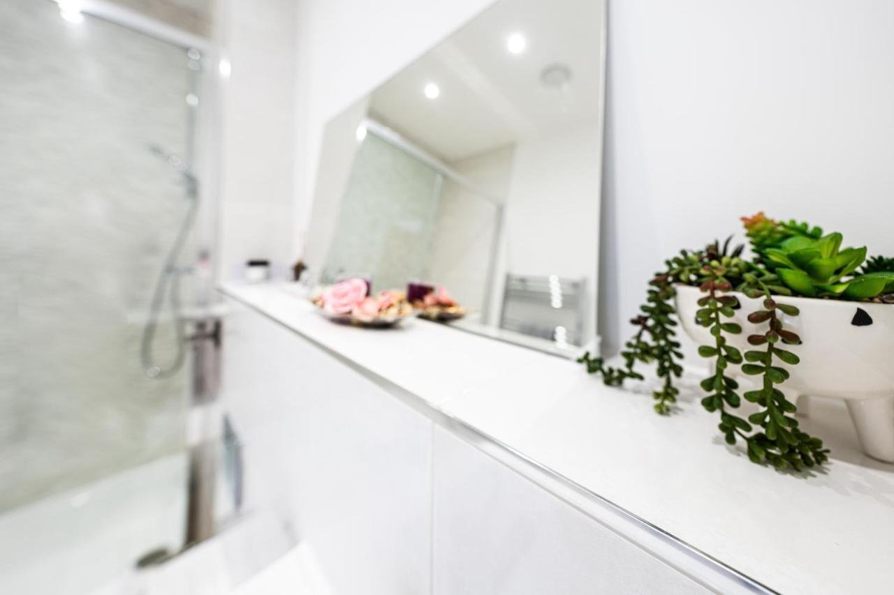Mission Wave - Venture Apartment Staines-upon-Thames Esterno foto