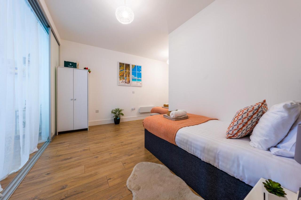 Mission Wave - Venture Apartment Staines-upon-Thames Esterno foto