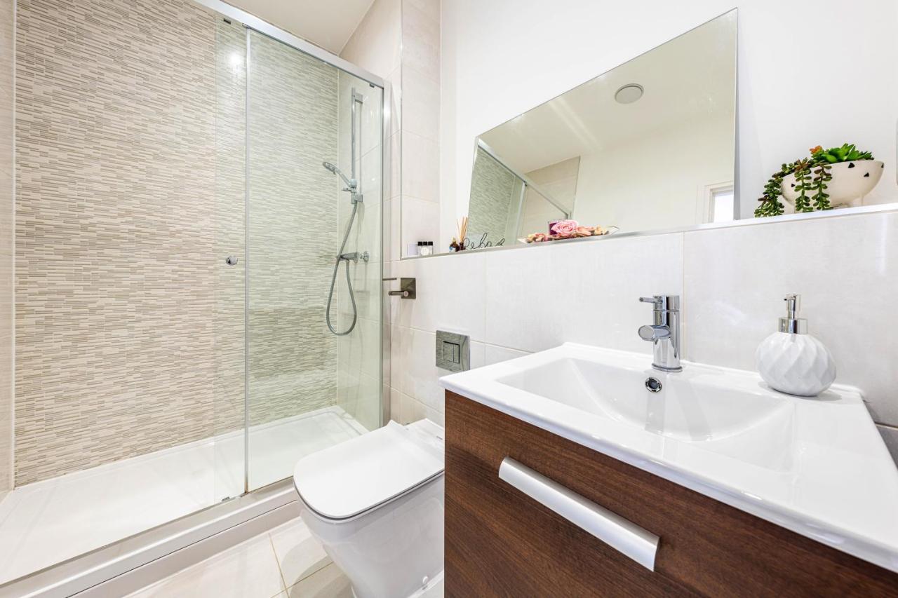 Mission Wave - Venture Apartment Staines-upon-Thames Esterno foto