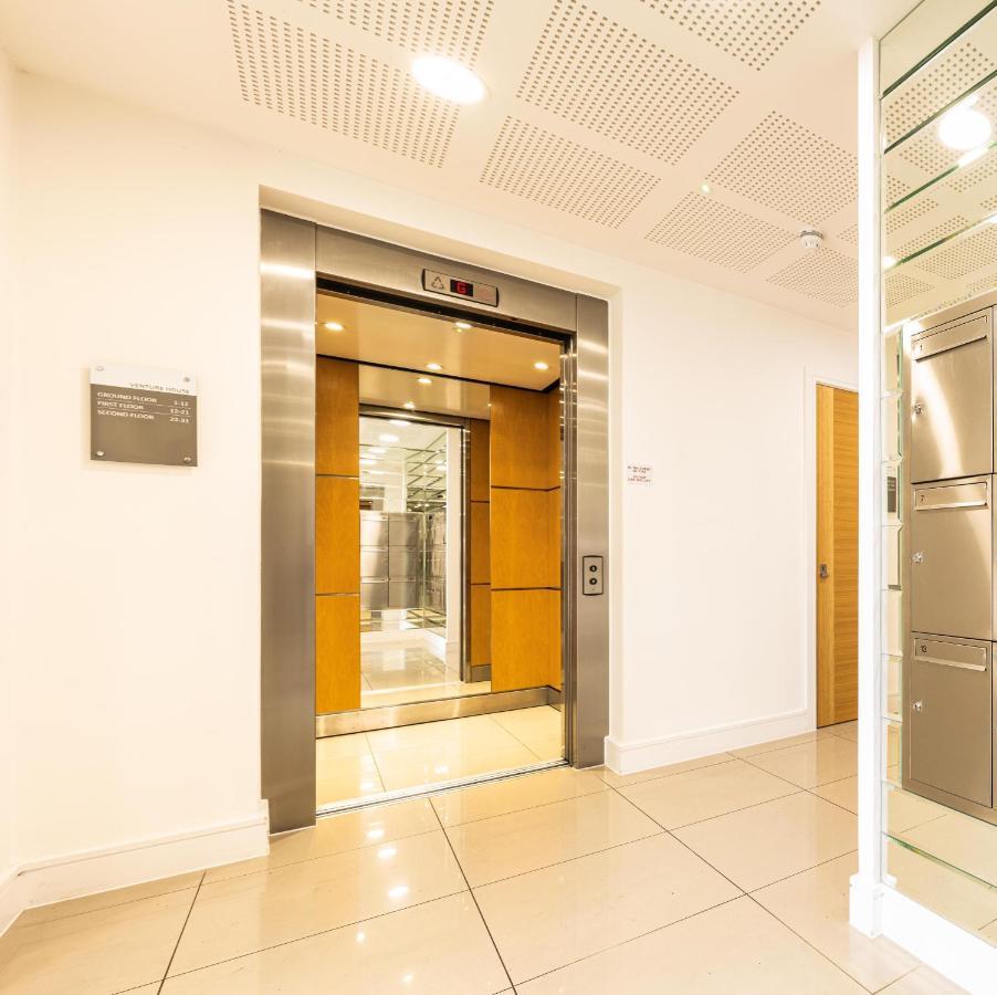 Mission Wave - Venture Apartment Staines-upon-Thames Esterno foto